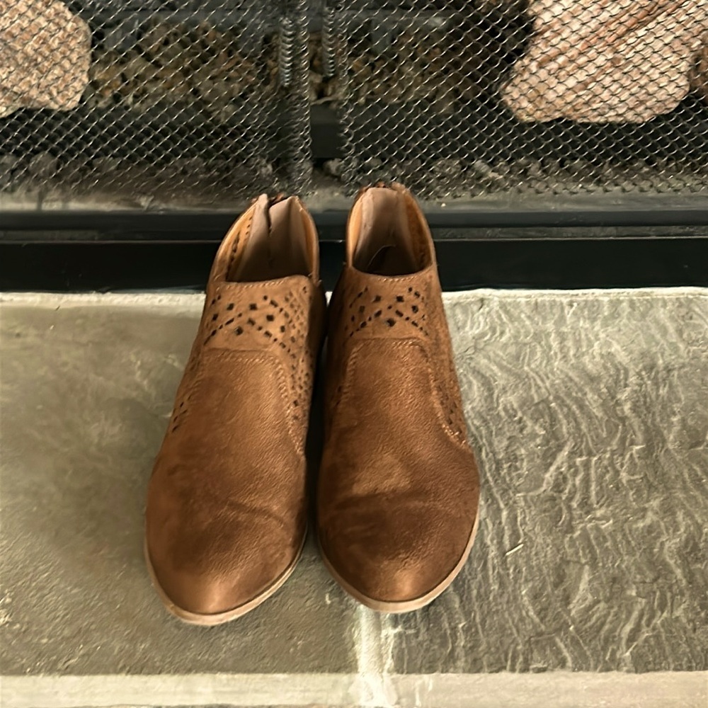 City Classified Women Small Short Heel Ankle Boots Booties Back Zipper Cutout